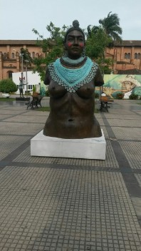 Bronzekunstwerk gleich hinter dem zentralen Platz in Santa Cruz