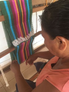 Weben Färben und Heilkräuter ausgraben mit Guarayo-Indianerinnen