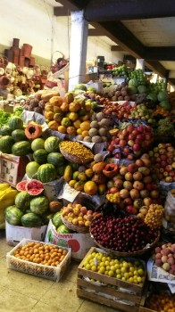 Die ganze Vielfalt tropischer Früchte auf dem Markt